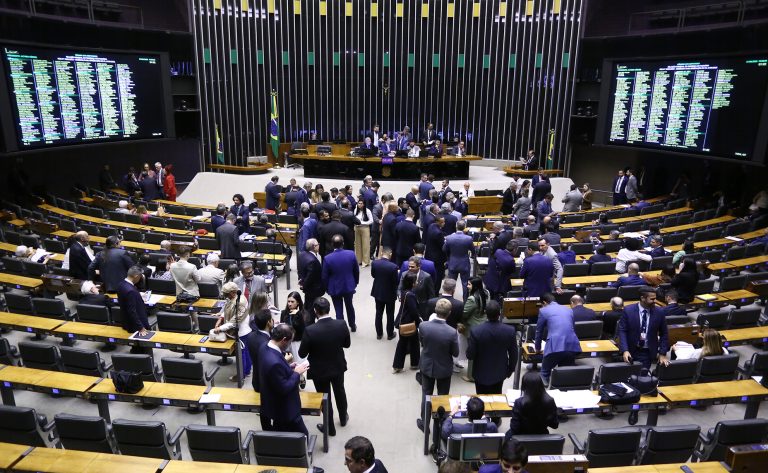Deputados na sessão do Plenário | Foto: Agência Câmara de Notícias