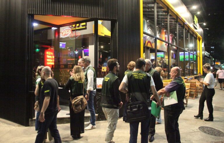 Blitz educativa em Rua Gastronômica de Santos reforça medidas de proteção à mulher