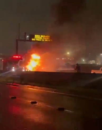 Incêndio atinge carro na Rodovia Anchieta em Cubatão; VÍDEO
