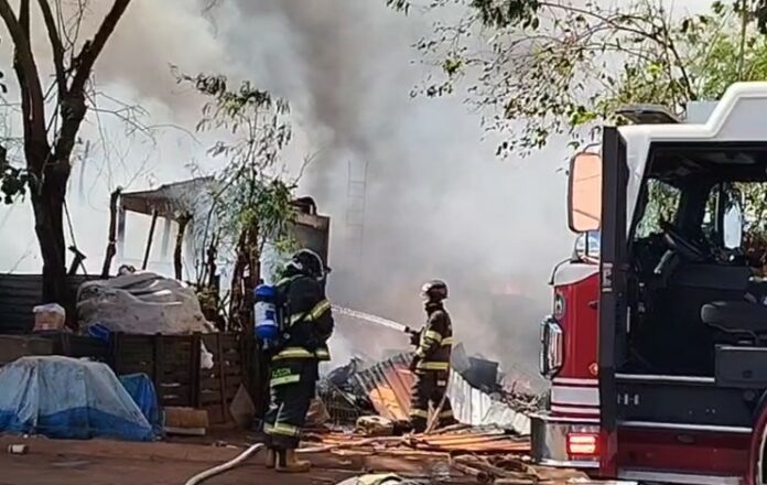 Incêndio atinge empresa de reciclagem e assusta moradores na região da Vila Padre Anchieta Incêndio atinge empresa de reciclagem e assusta moradores na região da Vila Padre Anchieta