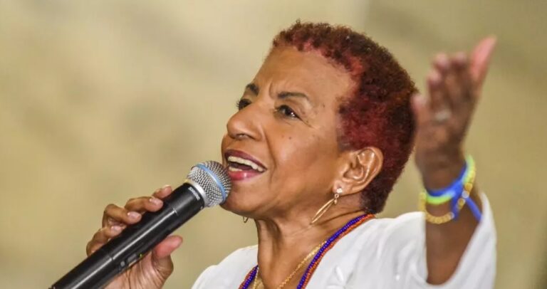 Internada em São Paulo, Leci Brandão é substituída por Paula Lima no “Samba Com Elas”