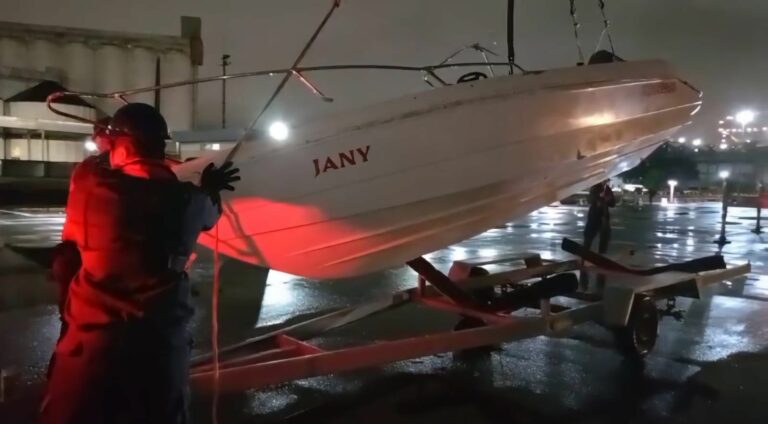 Lancha que naufragou em Itanhaém passará por perícia e Capitania dos Portos abrirá inquérito; VÍDEO