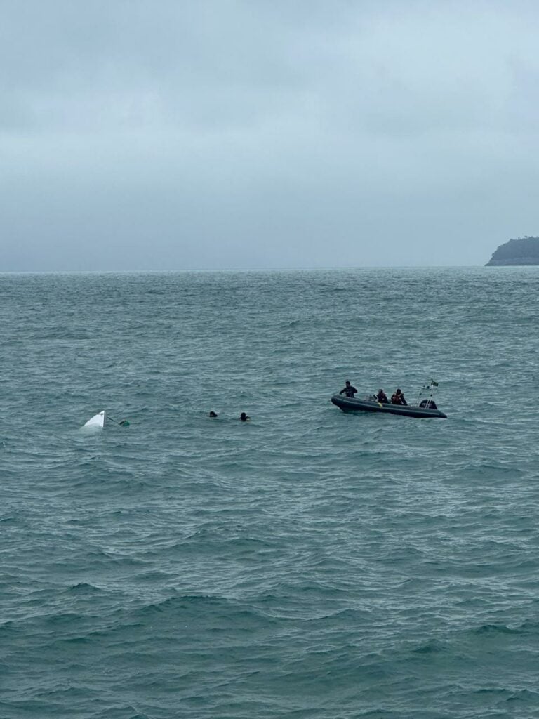 Lancha que naufragou na Ilha da Queimada Grande é encontrada pela Marinha em São Sebastião