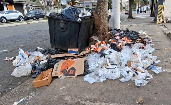 Greve de trabalhadores faz lixos acumularem em cidades da Baixada Santista