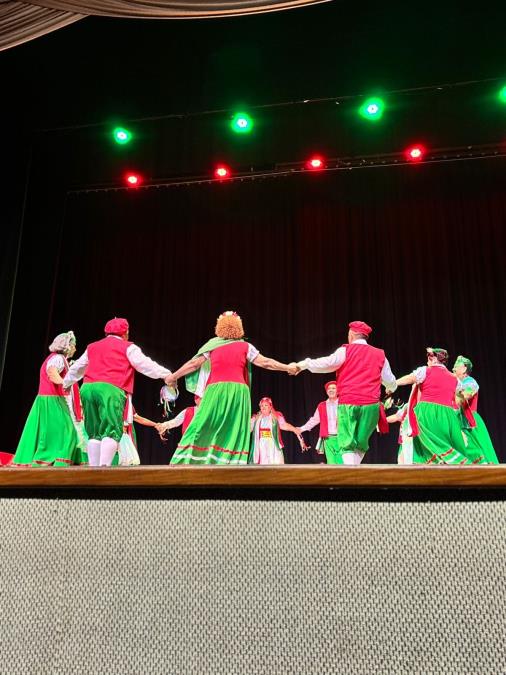 Idosos de Taubaté apresentam espetáculo de dança no Sesc com mais de 100 participantes