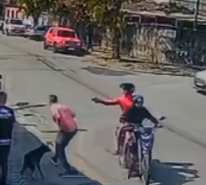 Dupla em moto atira nas costas de homem no Guarujá, mas arma falha; VÍDEO