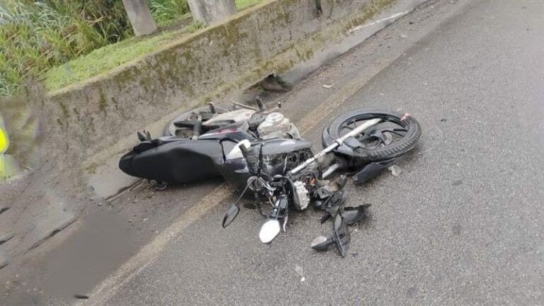 Motociclista e garupa morrem após serem atropelados por caminhão em rodovia no Guarujá