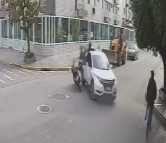 Motociclista colide na lateral de carro que fazia conversão em Guarujá; VÍDEO