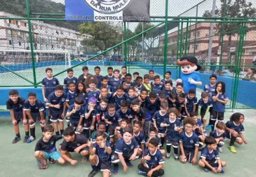 ONG “Sai da Rua Muleke” promove torneio de futsal para crianças em Santos