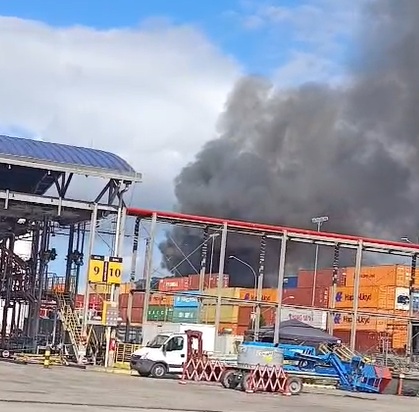 Empilhadeira pega fogo dentro de empresa em Santos; VÍDEO