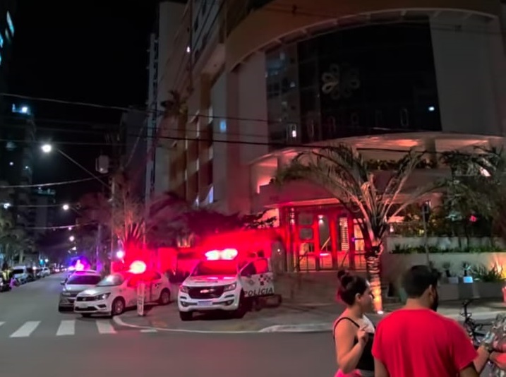 Comerciante é morto após ameaçar a família e trocar tiros com a PM na Praia Grande