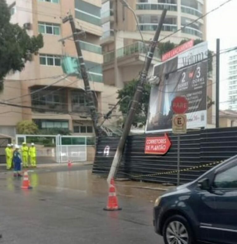 Dois postes de energia tombam após temporais em Santos