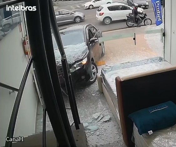 Carro perde o controle e invade loja de colchões; câmeras registraram o acidente Carro perde o controle e invade loja de colchões; câmeras registraram o acidente