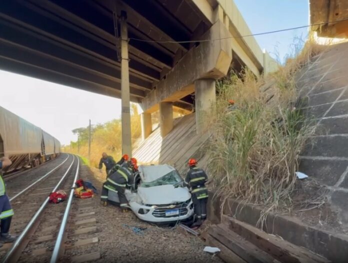 Motorista sobrevive após carro capotar e cair sobre linha férrea em Indaiatuba