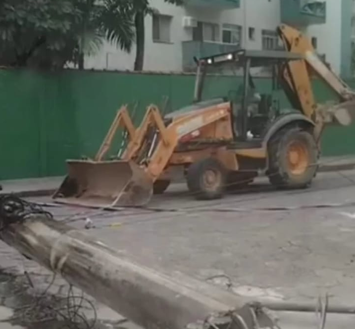 Motorista de retroescavadeira dirige bêbado e derruba poste de energia em Guarujá