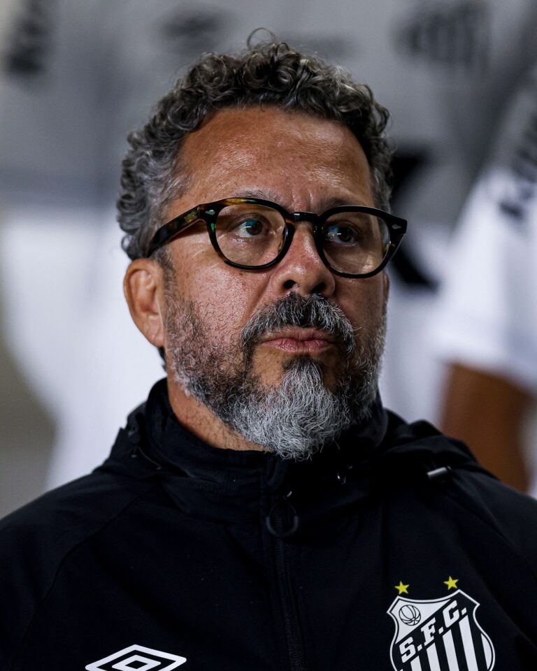 Após vexame no Morumbis, Cléber Xavier é demitido do Santos