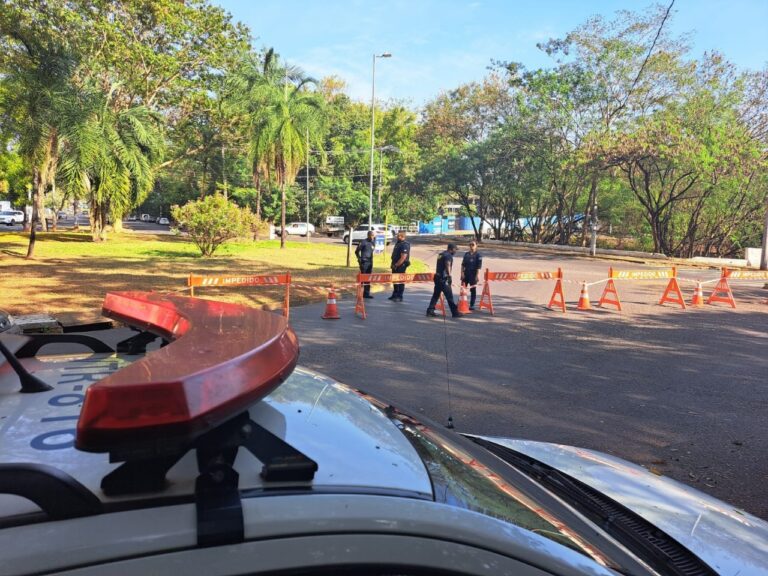 Rotatória da Rua Baguaçu com a Pompeu é parcialmente interditada, em Araçatuba