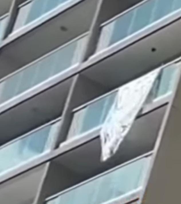 Pessoa em surto ameaça se jogar de prédio e bombeiros realizam resgate em Santos