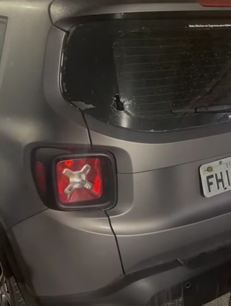 Carro de vereador de Cubatão é atingido na frente de casa por tiros; VÍDEO