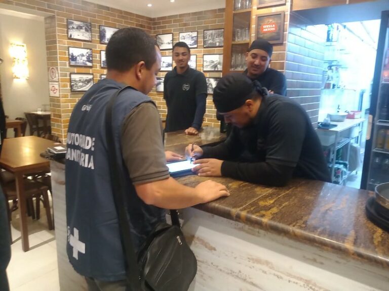 Fiscalização da Vigilância Sanitária no Guarujá resulta em notificações para 25 pizzarias