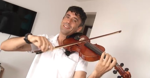 Violinista de Santos Une Música e Literatura na Arte de Rua
