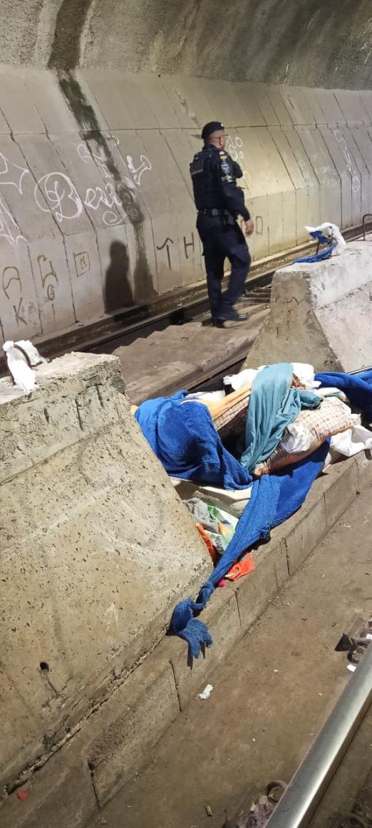 Operação no túnel do VLT retira mais de 25 kgs de materiais usados para abrigos em Santos