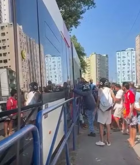 Morre idoso que ficou prensado entre grade e VLT em São Vicente