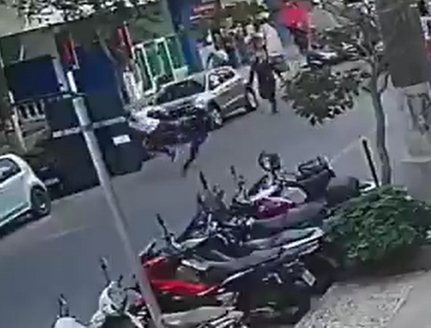 Ex-jogador Madson dá voadora em suspeito de roubar correntinha de cliente em Santos; VÍDEO