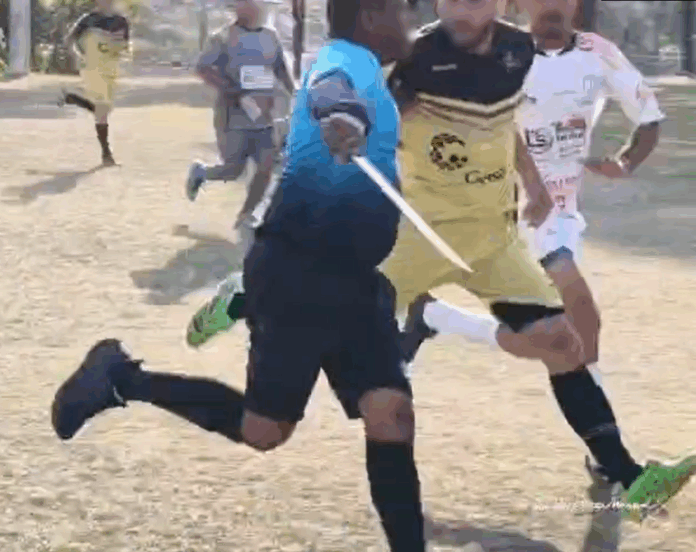 VÍDEO: Assistente de arbitragem saca facão durante briga em jogo de futebol VÍDEO: Assistente de arbitragem saca facão durante briga em jogo de futebol