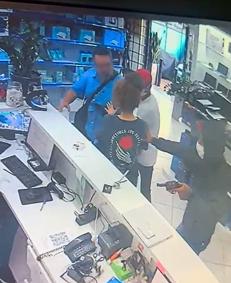 PM prende um de três assaltantes de loja de eletrônicos após perseguição