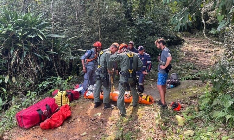 Mulher é resgatada de helicóptero após cair em cachoeira, em Ilhabela