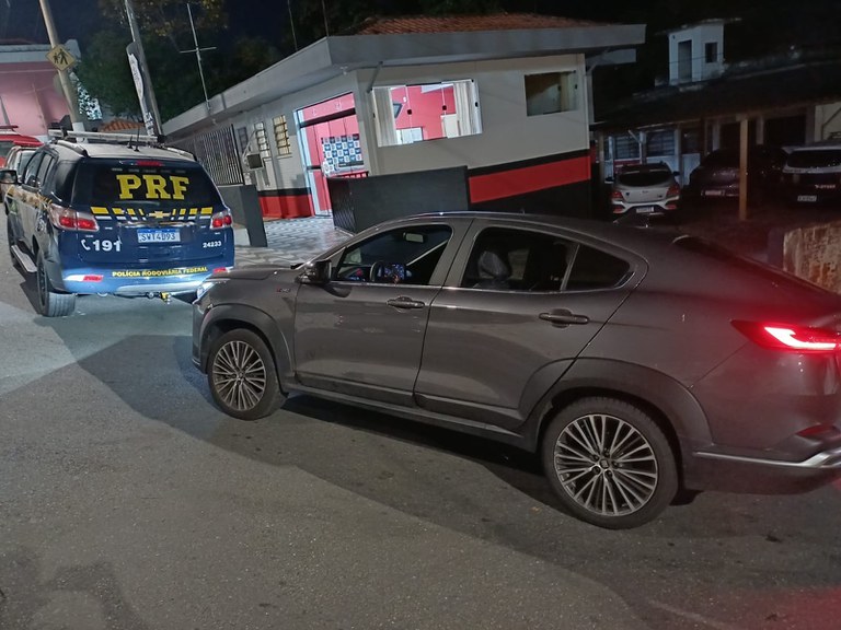 PRF recupera veículo roubado em abordagem na Dutra em Queluz