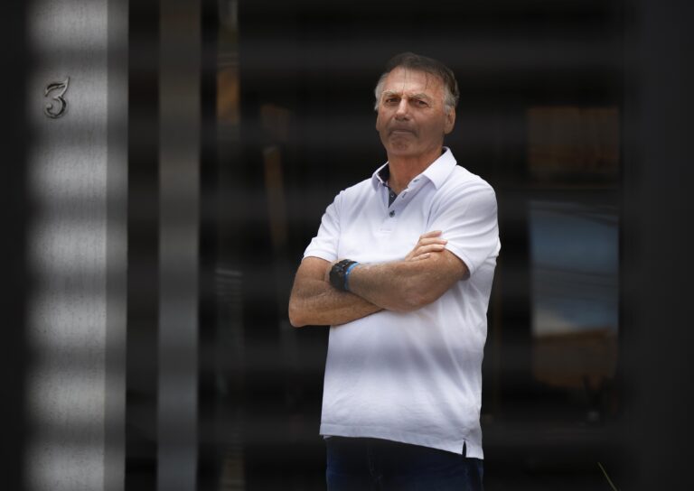 O ex-presidente Jair Bolsonaro aparece na garagem de sua casa, em Brasília, no dia em que começa seu julgamento no STF (Supremo Tribunal Federal) | Pedro Ladeira/Folhapress