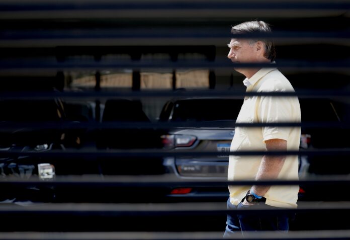 O ex-presidente Jair Bolsonaro é visto na garagem de sua casa, em Brasília, no mesmo dia em que o STF segue o julgamento da trama golpista | Foto: Pedro Ladeira/Folhapress
