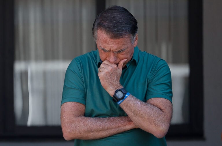 O ex-presidente Jair Bolsonaro na garagem de sua casa, em Brasília. Bolsonaro ficou por cerca de 25 minutos no local, ao lado do irmão de sua esposa, Eduardo Torres, acenando para fotógrafos e transeuntes | Foto: Pedro Ladeira/Folhapress
