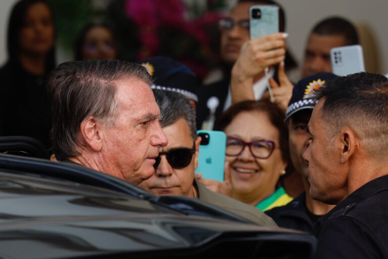 O ex-presidente Jair Bolsonaro chega ao hospital DF Star para realização de procedimentos médicos, acompanhado por forte escolta da Polícia Penal | Foto: Pedro Ladeira/Folhapress