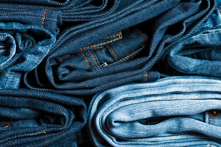 A trajetória do jeans: de uniforme de trabalhadores a ícone universal