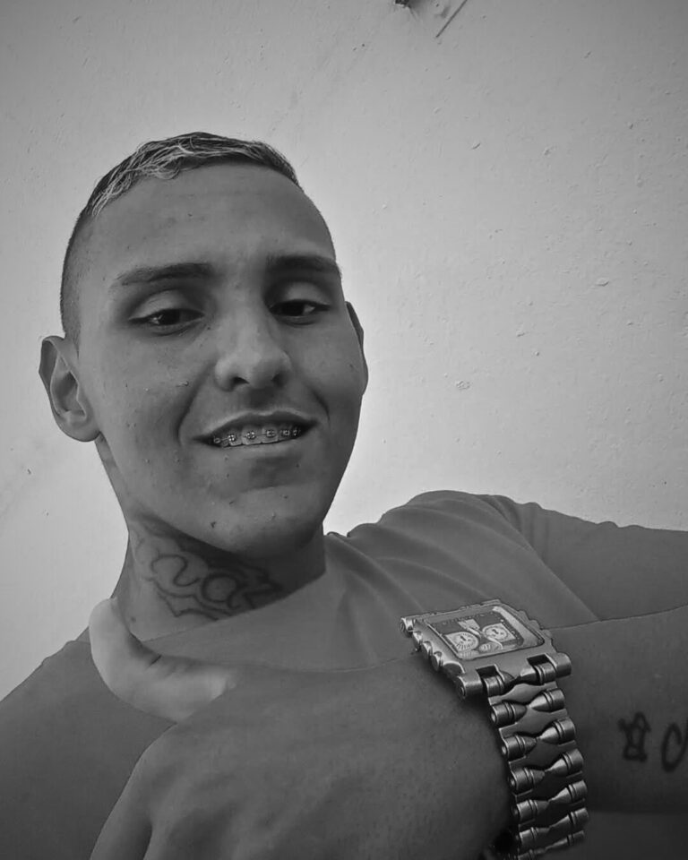 Mãe de jovem assassinado no Jardim Itaguaçu cobra justiça após uma semana do crime