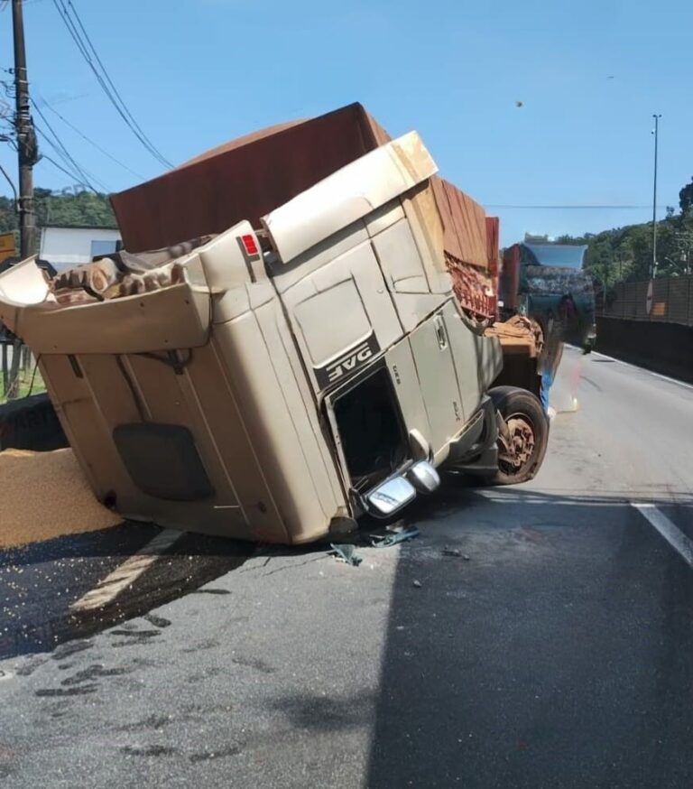 Colisão entre três carretas causa trânsito e deixa uma pessoa ferida na Rodovia Anchieta em Cubatão