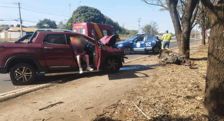 Acidente termina com homem preso após tentar matar a companheira