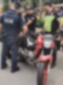 Motociclista se revolta em blitz, discute com agentes de trânsito e derruba moto em São Vicente
