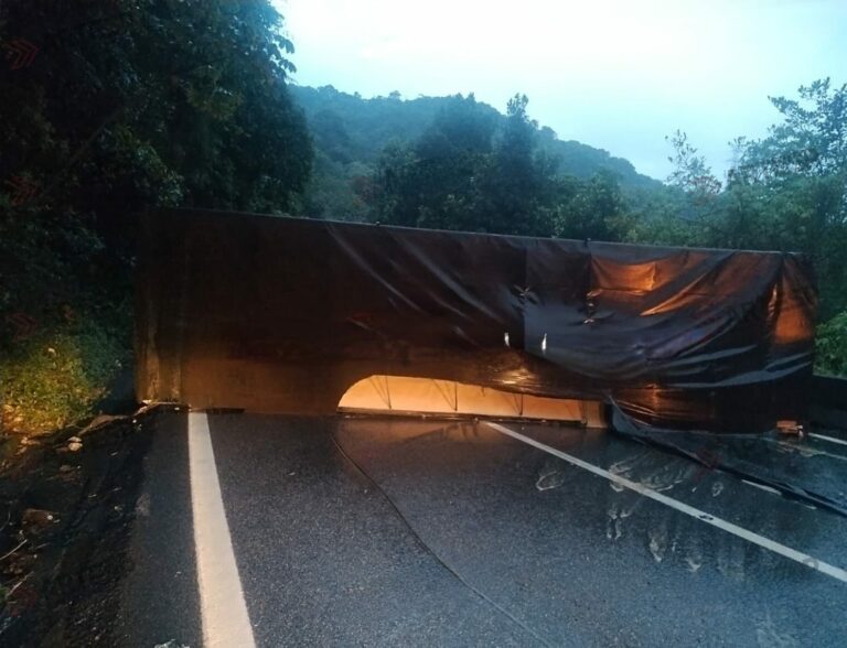 Carreta com açúcar tomba na Rodovia Anchieta e interdita via