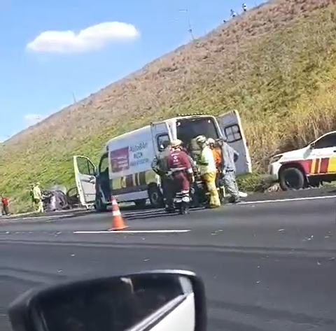 Família de cinco pessoas fica ferida após colisão e capotamento na Bandeirantes; motorista foge