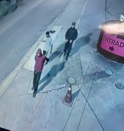 Pai e filha são rendidos por três criminosos armados durante calibragem de pneus em posto