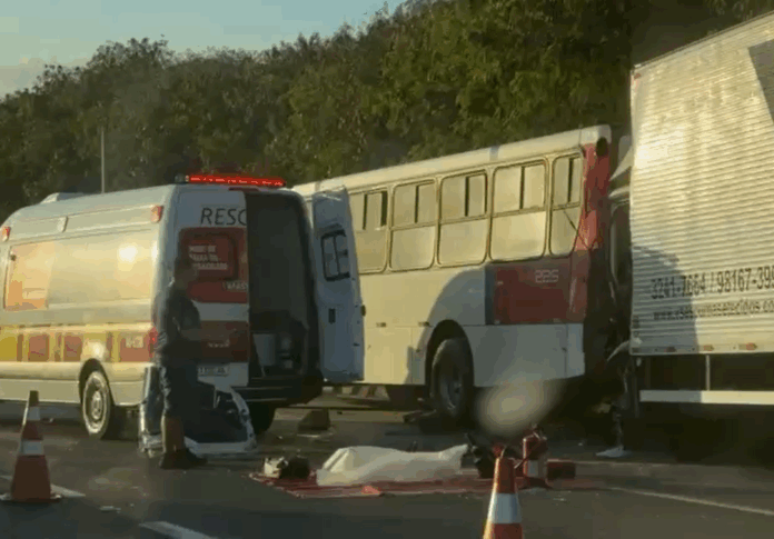Acidente grave na Marginal da Anhanguera deixa motorista de caminhão ferido