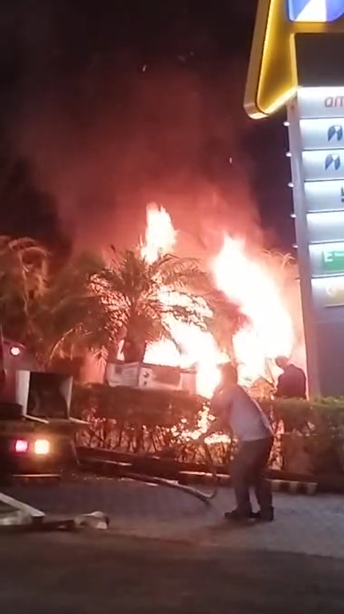 Kombi pega fogo dentro de posto de combustível no Jardim do Lago 2, em Campinas