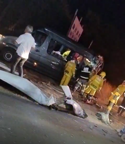 Acidente entre van e carreta deixa uma pessoa morta e uma ferida em estado grave em Mogi Mirim