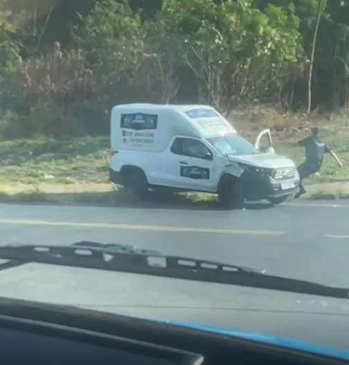 Carro desce ladeira e cai em barranco após motorista esquecer freio de mão em Limeira