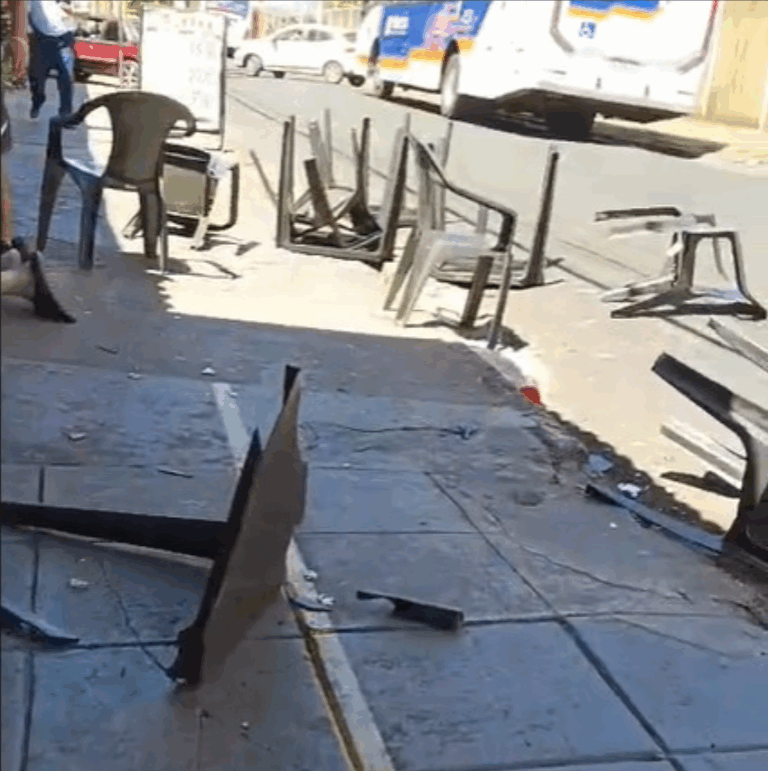 Veículo atinge mesa de bar após acidente em cruzamento do Centro