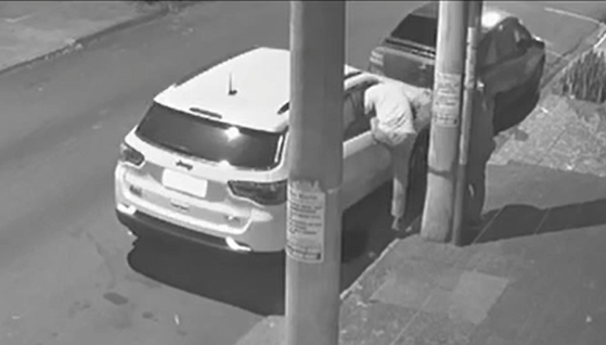Dupla estoura vidro e furta carro financiado estacionado no Cambuí